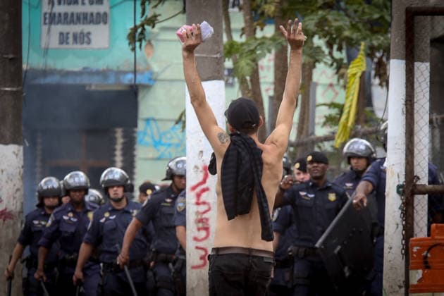 Crackland confront in Sao Paulo SAO PAULO, BRAZIL - MAY 10: Security forces take security measures as hundreds of chemical dependents occupying the region known as cracolandia block the streets and confront the police who entered the premises after reporting the theft in Campos Eliseos in Sao Paulo, Brazil on May 10, 2017. The region of Cracolandia became popular in 1995 and is very violent, a partner photographer of the agency Anadolu was hit by a lethal weapon while making coverage in another confrontation in February of this year. Sao Paulo Brazil. Editorial use only. Please get in touch for any other usage.  Copyright: x2025xAnadoluxDarioxOliveirax