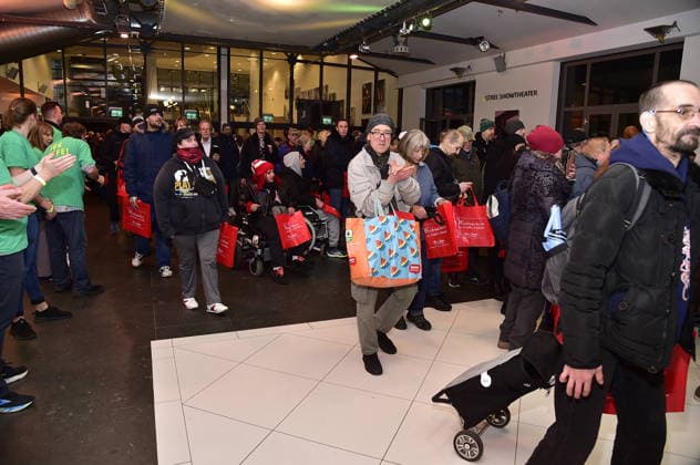 31. Weihnachtsfeier fürt Obdachlose Die fleissigen Helfer 31. Weihnachtsfeier fürt Obdachlose im Berliner ESTRELL Berlin - EC in Berlin am 22.12.2025