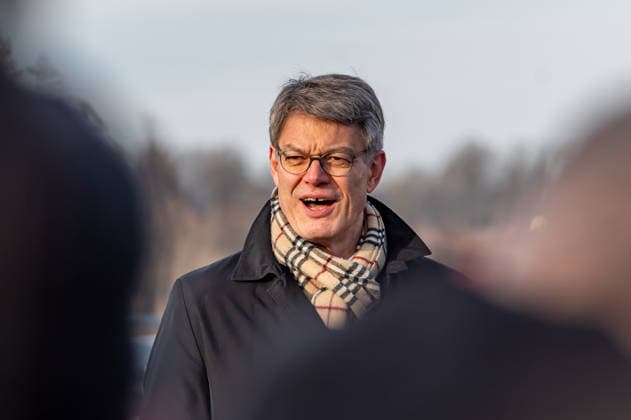 Rahmedetalbrücke in Lüdenscheid nach Neubau freigegeben In einem feierlichen Akt wurde am Montag, 22.12.2025, die neugebaute Rahmedetalbrücke freigegeben. Hochrangige Politiker kamen dazu nach Lüdenscheid: Bundeskanzler Friedrich Merz (CDU), Bundesverkehrsminister Patrick Schnieder, NRW-Verkehrsminister Oliver Krischer, NRW-Ministerpräsident Hendrik Wüst. Aus der heimischen Politik nahmen Lüdenscheids Bürgermeister Sebastian Wagemeyer, Landrat Ralf Schwarzkopf sowie weitere Vertreter teil. Lüdenscheid Märkischer Kreis NRW Deutschland *** Rahmedetal bridge in Lüdenscheid opened after new construction The newly built Rahmedetal bridge was opened in a ceremony on Monday, 22 12 2025 High-ranking politicians came to Lüdenscheid Federal