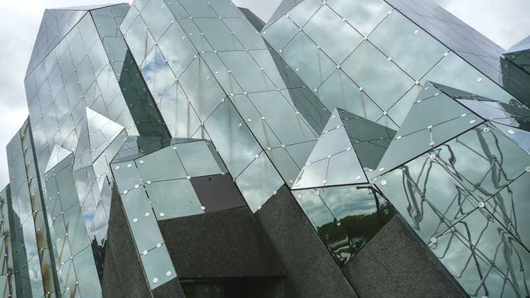 Gebäude mit kühner, reflektierender Glasfassade gegen einen bewölkten Himmel, Futuroscope, Poitier, Frankreich Building with bold, reflecting glass façade against a cloudy sky, Futuroscope, Poitier, France Copyright: imageBROKER ag-pix iblagg15983985.jpg