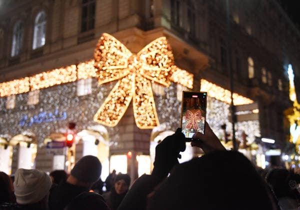 (251222) -- VIENNA, Dec. 22, 2025 -- People take photo of decorative lights in Vienna, Austria, Dec. 22, 2025. ) AUSTRIA-VIENNA-FESTIVE ATMOSPHERE HexCanling 
