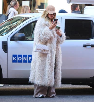 Heidi Klum with her children shopping in New York Heidi Klum is shopping at Loro Piana store few days before christmas with her son Henry, daughter Leni Klum with boyfriend Aris Rachevsky then they have lunch at Bar Pitti in New York, NY on December 22, 2025. Photo by Dylan Travis ABACAPRESS.COM New York NY  Copyright: xDylanxTravis ABACAx