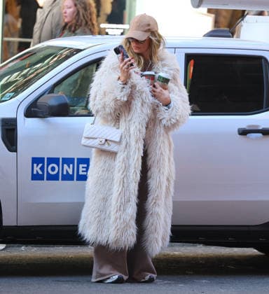 Heidi Klum with her children shopping in New York Heidi Klum is shopping at Loro Piana store few days before christmas with her son Henry, daughter Leni Klum with boyfriend Aris Rachevsky then they have lunch at Bar Pitti in New York, NY on December 22, 2025. Photo by Dylan Travis ABACAPRESS.COM New York NY  Copyright: xDylanxTravis ABACAx