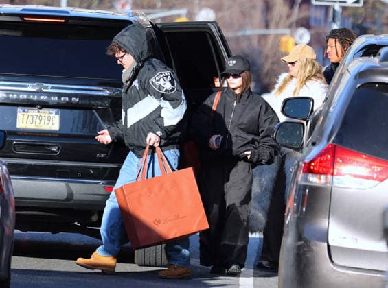 Heidi Klum with her children shopping in New York Heidi Klum is shopping at Loro Piana store few days before christmas with her son Henry, daughter Leni Klum with boyfriend Aris Rachevsky then they have lunch at Bar Pitti in New York, NY on December 22, 2025. Photo by Dylan Travis ABACAPRESS.COM New York NY  Copyright: xDylanxTravis ABACAx