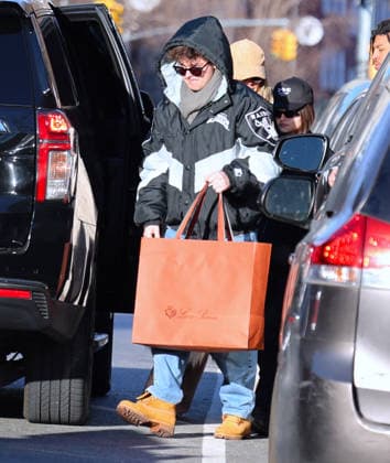 Heidi Klum with her children shopping in New York Heidi Klum is shopping at Loro Piana store few days before christmas with her son Henry, daughter Leni Klum with boyfriend Aris Rachevsky then they have lunch at Bar Pitti in New York, NY on December 22, 2025. Photo by Dylan Travis ABACAPRESS.COM New York NY  Copyright: xDylanxTravis ABACAx