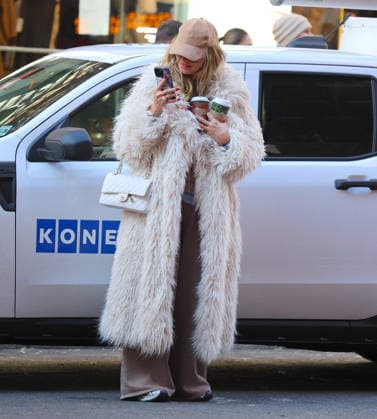 Heidi Klum with her children shopping in New York Heidi Klum is shopping at Loro Piana store few days before christmas with her son Henry, daughter Leni Klum with boyfriend Aris Rachevsky then they have lunch at Bar Pitti in New York, NY on December 22, 2025. Photo by Dylan Travis ABACAPRESS.COM New York NY  Copyright: xDylanxTravis ABACAx