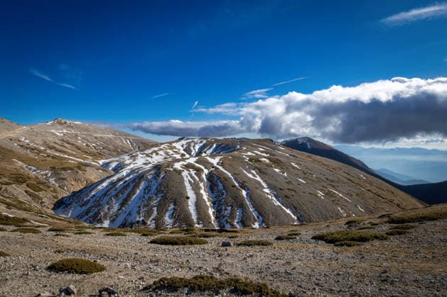 Landscape of the Ernici Mountains, partially snow-capped. Landscape of the Ernici Mountains, a limestone-dolomitic mountain range in the Lazio Sub-Apennines. A limestone-dolomitic massif, shaped by ancient tectonic movements and subsequent erosion, which has created unique karst formations. Guarcino FR Italy Copyright: xGennaroxLeonardix