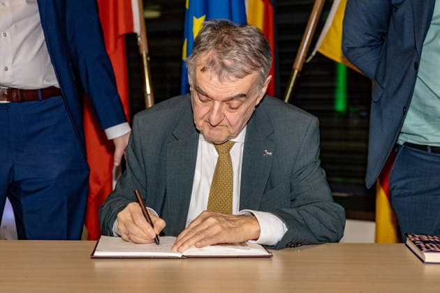 Innenminister Herbert Reul stellt Buch Sicherheit in Bornheim vor - 22.12.2025. Eintrag in das Gästerbuch - NRW-Innenminister Herbert Reul stellt im Ratssaal des Rathauses Bornheim im Rahmen des Bornheimer Ortsgesprächs Spezial sein neues Buch Sicherheit vor. Im Gespräch mit Ortsvorsteher Dominik Pinsdorf spricht Reul über Entstehung und Inhalte des Buches. Im Anschluss folgen Lesung, Eintrag ins Goldene Buch der Stadt Bornheim sowie eine Signierstunde. Bornheim Nordrhein-Westfalen Deutschland *** Minister of the Interior Herbert Reul presents his book Sicherheit in Bornheim 22 12 2025 Entry in the NRW Guest Book Minister of the Interior Herbert Reul presents his new book Sicherheit in the council chamber of Bornh Copyright: xBonn.digitalx xMarcxJohnx