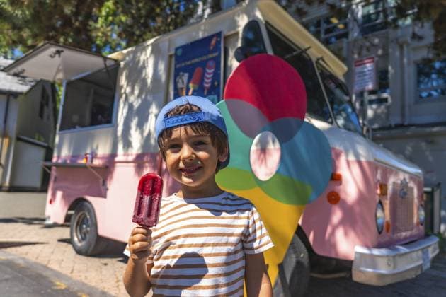 Kleiner Junge genießt an einem sonnigen Tag ein buntes Eis am Stiel, steht in Vancouver, Britisch Kolumbien, in der Nähe eines lebhaften Eiswagens und sorgt für eine fröhliche Sommerszene Little boy enjoying a colorful popsicle on a sunny day, standing near a vibrant ice cream truck in vancouver, british columbia, creating a cheerful summer scene Copyright: imageBROKER UnaixHuizi ibxuhu15987295.jpg ,model released, Symbolfoto ,property released