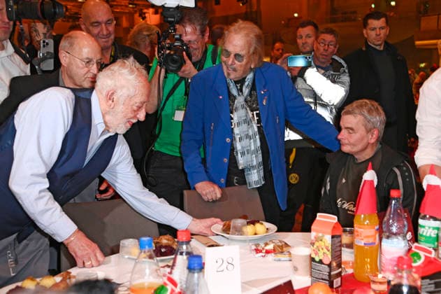 Gregor Gysi, Dieter Hallervorden und Frank Zander bei Frank Zanders 31. Weihnachtsfeier für Obdachlose und Bedürftige 2025 im Estrel Convention Center. Berlin, 22.12.2025