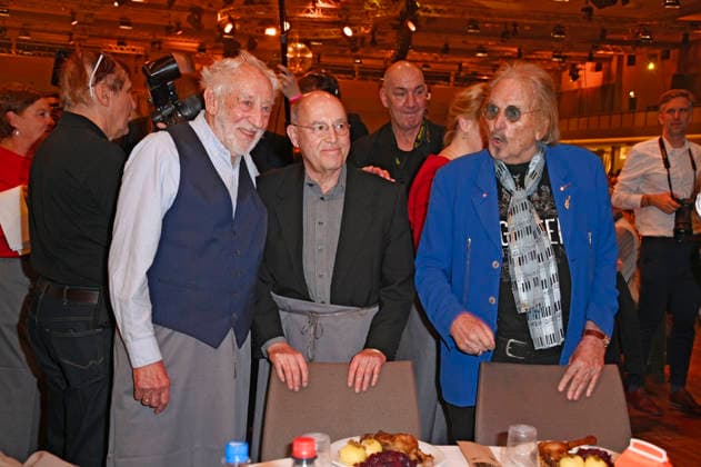 Dieter Hallervorden, Gregor Gysi und Frank Zander bei Frank Zanders 31. Weihnachtsfeier für Obdachlose und Bedürftige 2025 im Estrel Convention Center. Berlin, 22.12.2025