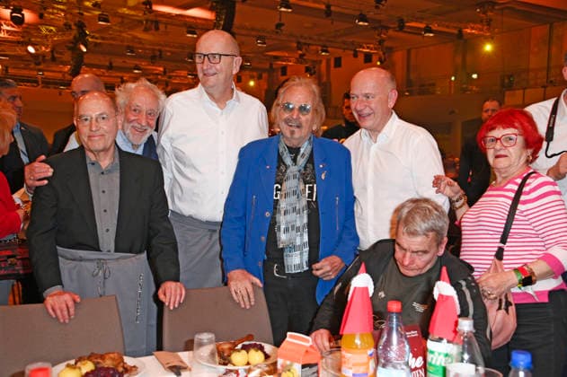 Gregor Gysi, Dieter Hallervorden, Dietmar Woidke, Frank Zander und Kai Wegner bei Frank Zanders 31. Weihnachtsfeier für Obdachlose und Bedürftige 2025 im Estrel Convention Center. Berlin, 22.12.2025