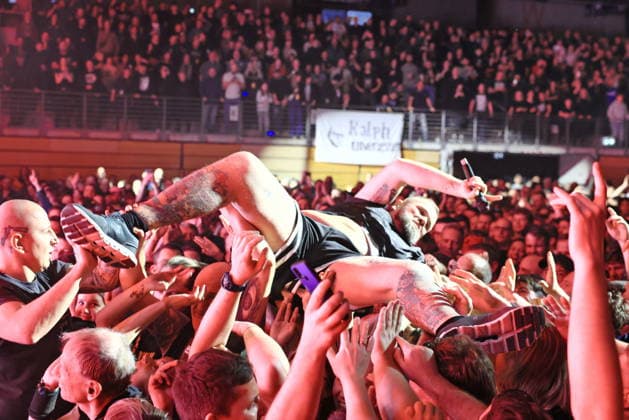 22.12.2025, Feine Sahne Fischfilet, Saenger Jan Monchi Gorkow, im Konzert live in der Max-Schmeling-Halle, Berlin, Berlin