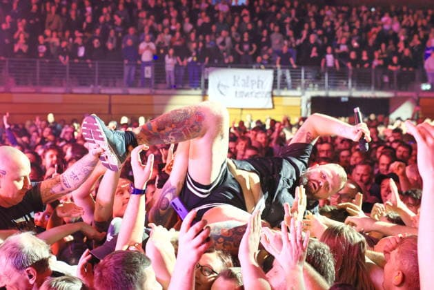 22.12.2025, Feine Sahne Fischfilet, Saenger Jan Monchi Gorkow, im Konzert live in der Max-Schmeling-Halle, Berlin, Berlin