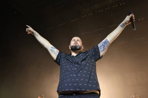 22.12.2025, Feine Sahne Fischfilet, Saenger Jan Monchi Gorkow, im Konzert live in der Max-Schmeling-Halle, Berlin, Berlin