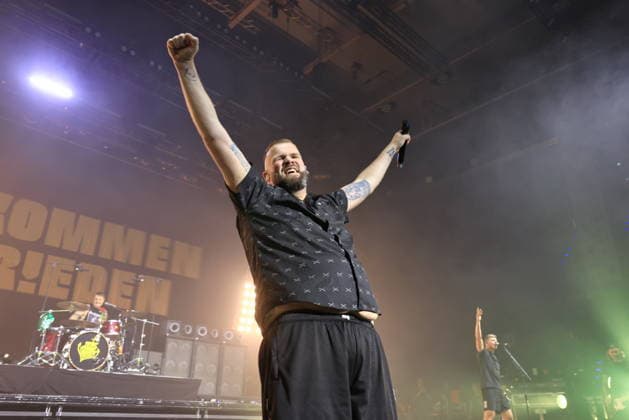 22.12.2025, Feine Sahne Fischfilet, Saenger Jan Monchi Gorkow, im Konzert live in der Max-Schmeling-Halle, Berlin, Berlin