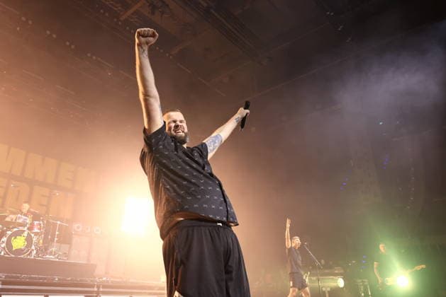22.12.2025, Feine Sahne Fischfilet, Saenger Jan Monchi Gorkow, im Konzert live in der Max-Schmeling-Halle, Berlin, Berlin