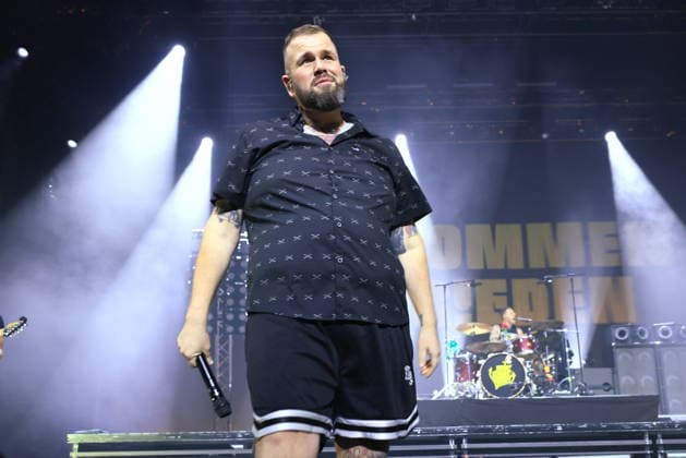 22.12.2025, Feine Sahne Fischfilet, Saenger Jan Monchi Gorkow, im Konzert live in der Max-Schmeling-Halle, Berlin, Berlin