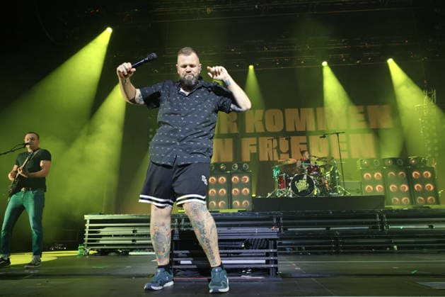 22.12.2025, Feine Sahne Fischfilet, Saenger Jan Monchi Gorkow, im Konzert live in der Max-Schmeling-Halle, Berlin, Berlin