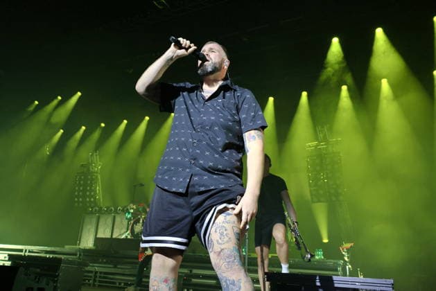 22.12.2025, Feine Sahne Fischfilet, Saenger Jan Monchi Gorkow, im Konzert live in der Max-Schmeling-Halle, Berlin, Berlin