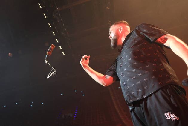 22.12.2025, Feine Sahne Fischfilet, Saenger Jan Monchi Gorkow, im Konzert live in der Max-Schmeling-Halle, Berlin, Berlin