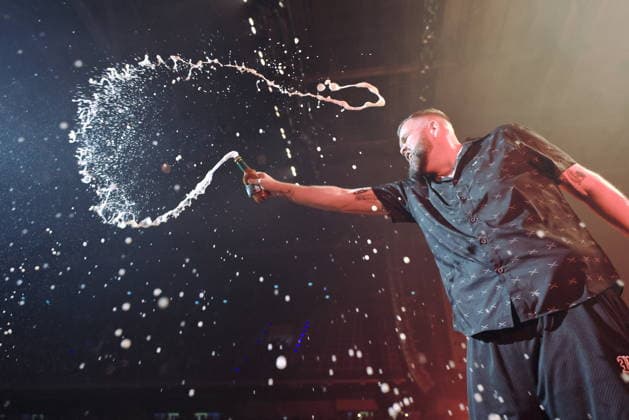 22.12.2025, Feine Sahne Fischfilet, Saenger Jan Monchi Gorkow, im Konzert live in der Max-Schmeling-Halle, Berlin, Berlin
