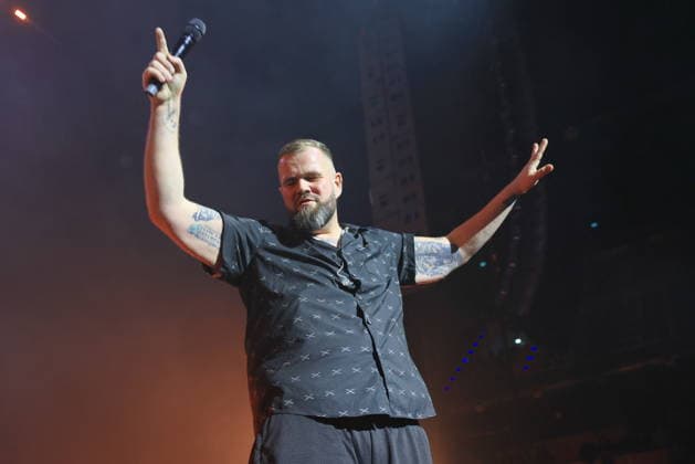 22.12.2025, Feine Sahne Fischfilet, Saenger Jan Monchi Gorkow, im Konzert live in der Max-Schmeling-Halle, Berlin, Berlin