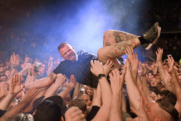 22.12.2025, Feine Sahne Fischfilet, Saenger Jan Monchi Gorkow, im Konzert live in der Max-Schmeling-Halle, Berlin, Berlin *** 22 12 2025, Feine Sahne Fischfilet, singer Jan Monchi Gorkow, in concert live at Max Schmeling Halle, Berlin, Berlin