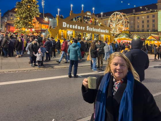 Die irisch-US-amerikanische Sängerin Kathleen Anne ãKathyÒ Kelly (geb. 6. März 1961) auf dem Striezelmarkt in Dresden. Kelly ist Mitglied der Kelly Family.