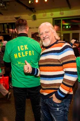 abb: Frank Kessler Schauspieler als Promi Kellner beim Servieren von Gaensekeuele bei der 31. Frank Zander Weihnachtsfeier Weihnachtsessen fuer Obdachlose und Beduerftige Menschen im Estrel Convention Center amn 22.12.2025 in Berlin Berlin Deutschland