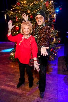 abb: Stefanie Simon und Julian F. M. Stoeckel zu Gast bei der 31. Frank Zander Weihnachtsfeier das jaehrliche Weihnachtsessen fuer Obdachlose Beduerftige Menschen im Estrel Convention Center amn 22.12.2025 in Berlin Berlin Deutschland