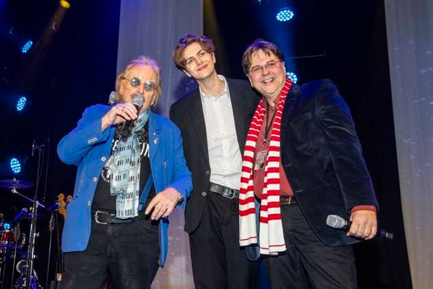 abb: Frank Zander Elias Zander ( Enkel) und Marcus Zander bei der 31.Weihnachtsfeier Weihnachtsessen fuer Obdachlose und Beduerftige Menschen im Estrel Convention Center amn 22.12.2025 in Berlin Berlin Deutschland