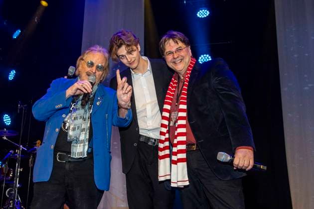 abb: Frank Zander Elias Zander ( Enkel) und Marcus Zander bei der 31.Weihnachtsfeier Weihnachtsessen fuer Obdachlose und Beduerftige Menschen im Estrel Convention Center amn 22.12.2025 in Berlin Berlin Deutschland