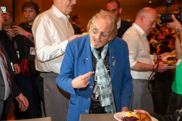 abb: Frank Zander als Promi Kellner beim Servieren von Teller mit Gaensekeuele Rotkohl und Kloesse bei der 31. Frank Zander Weihnachtsfeier Weihnachtsessen fuer Obdachlose und Beduerftige Menschen 2025 im Estrel Convention Center am 22.12.2025 in Berlin Berlin Deutschland