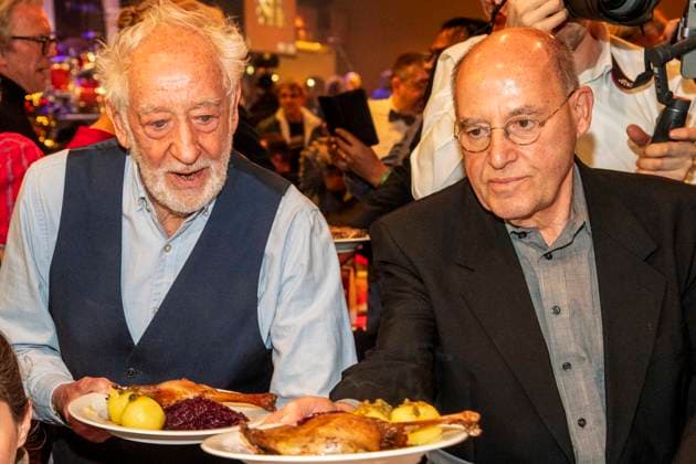 abb: Dieter Hallervorden und Gregor Gysi als Promi Kellner beim Servieren von Teller mit Gaensekeuele Rotkohl und Kloesse bei der 31. Frank Zander Weihnachtsfeier Weihnachtsessen fuer Obdachlose und Beduerftige Menschen 2025 im Estrel Convention Center am 22.12.2025 in Berlin Berlin Deutschland