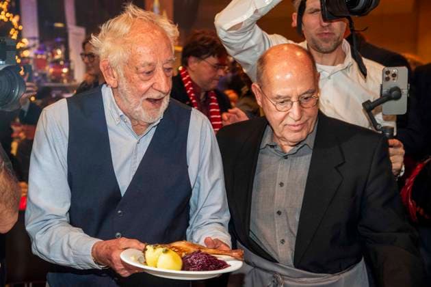 abb: Dieter Hallervorden und Gregor Gysi als Promi Kellner beim Servieren von Teller mit Gaensekeuele Rotkohl und Kloesse bei der 31. Frank Zander Weihnachtsfeier Weihnachtsessen fuer Obdachlose und Beduerftige Menschen 2025 im Estrel Convention Center am 22.12.2025 in Berlin Berlin Deutschland