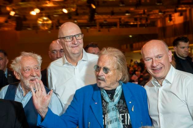 abb:Dieter Hallervorden, Dietmar Woidke, Frank Zander und Kai Wegner bei der 31. Frank Zander Weihnachtsfeier Weihnachtsessen fuer Obdachlose und Beduerftige Menschen 2025 im Estrel Convention Center am 22.12.2025 in Berlin Berlin Deutschland