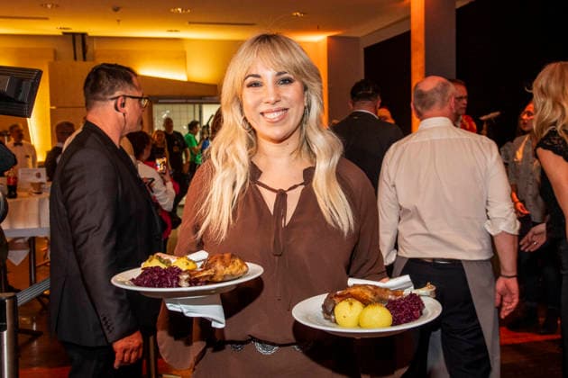 abb: Annemarie Eilfeld Sangerin als Promi Kellner beim Servieren von Teller mit Gaensekeuele Rotkohl und Kloesse bei der 31. Frank Zander Weihnachtsfeier Weihnachtsessen fuer Obdachlose und Beduerftige Menschen 2025 im Estrel Convention Center am 22.12.2025 in Berlin Berlin Deutschland