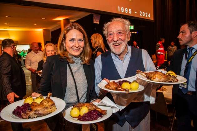 abb: Christiane Zander und Dieter Hallervorden das Ehepaar als Promi Kellner beim Servieren von Teller mit Gaensekeuele Rotkohl und Kloesse bei der 31. Frank Zander Weihnachtsfeier Weihnachtsessen fuer Obdachlose und Beduerftige Menschen 2025 im Estrel Convention Center am 22.12.2025 in Berlin Berlin Deutschland