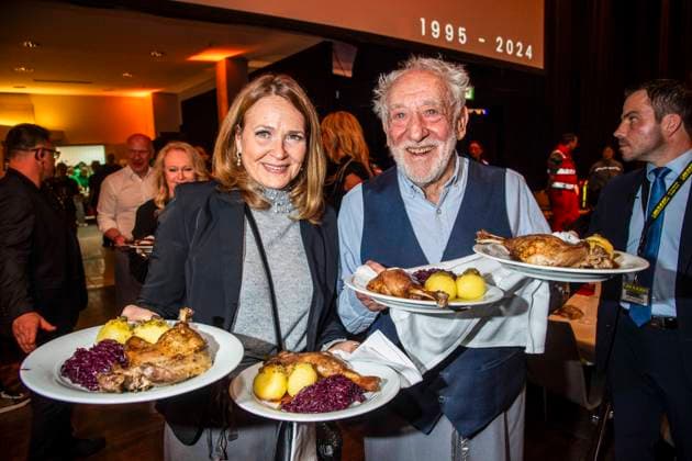 abb: Christiane Zander und Dieter Hallervorden das Ehepaar als Promi Kellner beim Servieren von Teller mit Gaensekeuele Rotkohl und Kloesse bei der 31. Frank Zander Weihnachtsfeier Weihnachtsessen fuer Obdachlose und Beduerftige Menschen 2025 im Estrel Convention Center am 22.12.2025 in Berlin Berlin Deutschland