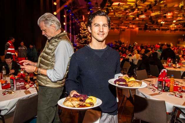 abb: Tim Oliver Schultz als Promi Kellner beim Servieren von Teller mit Gaensekeuele Rotkohl und Kloesse bei der 31. Frank Zander Weihnachtsfeier Weihnachtsessen fuer Obdachlose und Beduerftige Menschen 2025 im Estrel Convention Center am 22.12.2025 in Berlin Berlin Deutschland