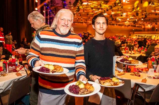 abb: Frank Kessler und Tim Oliver Schultz als Promi Kellner beim Servieren von Teller mit Gaensekeuele Rotkohl und Kloesse bei der 31. Frank Zander Weihnachtsfeier Weihnachtsessen fuer Obdachlose und Beduerftige Menschen 2025 im Estrel Convention Center am 22.12.2025 in Berlin Berlin Deutschland