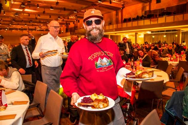 abb: Der Rapper MC Fitti als Promi Kellner beim Servieren von Teller mit Gaensekeuele Rotkohl und Kloesse bei der 31. Frank Zander Weihnachtsfeier Weihnachtsessen fuer Obdachlose und Beduerftige Menschen 2025 im Estrel Convention Center am 22.12.2025 in Berlin Berlin Deutschland