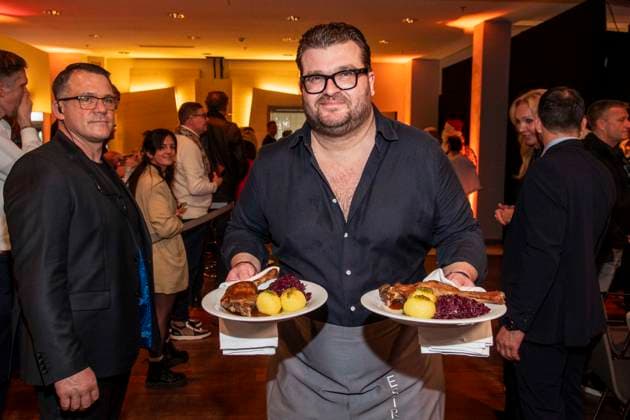 abb: Gregor Nebel als Promi Kellner beim Servieren von Teller mit Gaensekeuele Rotkohl und Kloesse bei der 31. Frank Zander Weihnachtsfeier Weihnachtsessen fuer Obdachlose und Beduerftige Menschen 2025 im Estrel Convention Center am 22.12.2025 in Berlin Berlin Deutschland *** abb Gregor Nebel as celebrity waiter serving plates with Gaensekeuele red cabbage and dumplings at the 31 Frank Zander Christmas Party Christmas Dinner for Homeless and Needy People 2025 at Estrel Convention Center on December 22, 2025 in Berlin Berlin Germany