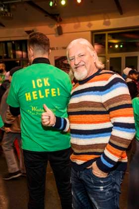 abb: Frank Kessler Schauspieler als Promi Kellner beim Servieren von Gaensekeuele bei der 31. Frank Zander Weihnachtsfeier Weihnachtsessen fuer Obdachlose und Beduerftige Menschen im Estrel Convention Center amn 22.12.2025 in Berlin Berlin Deutschland