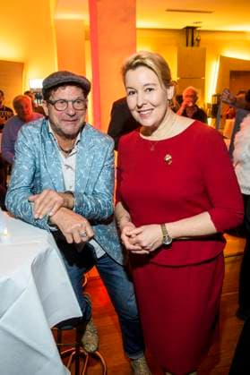 abb: Bernd Regenauer und Franziska Giffey zu Gast bei der 31. Frank Zander Weihnachtsfeier das jaehrliche Weihnachtsessen fuer Obdachlose Beduerftige Menschen im Estrel Convention Center amn 22.12.2025 in Berlin Berlin Deutschland