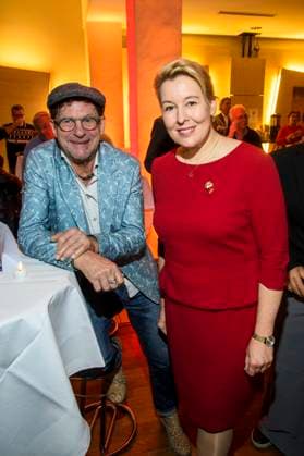 abb: Bernd Regenauer und Franziska Giffey zu Gast bei der 31. Frank Zander Weihnachtsfeier das jaehrliche Weihnachtsessen fuer Obdachlose Beduerftige Menschen im Estrel Convention Center amn 22.12.2025 in Berlin Berlin Deutschland