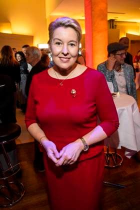 abb: Franziska Giffey zu Gast bei der 31. Frank Zander Weihnachtsfeier das jaehrliche Weihnachtsessen fuer Obdachlose Beduerftige Menschen im Estrel Convention Center amn 22.12.2025 in Berlin Berlin Deutschland