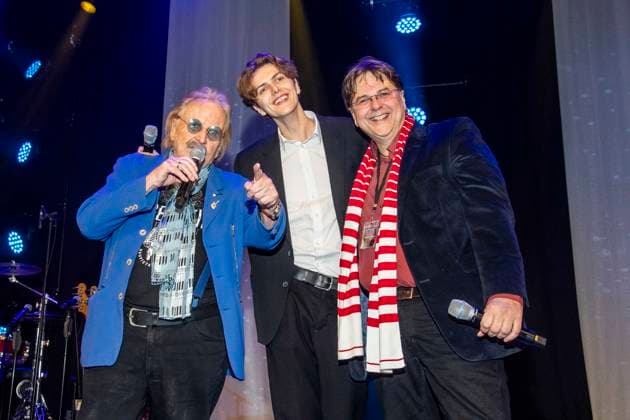 abb: Frank Zander Elias Zander ( Enkel) und Marcus Zander bei der 31.Weihnachtsfeier Weihnachtsessen fuer Obdachlose und Beduerftige Menschen im Estrel Convention Center amn 22.12.2025 in Berlin Berlin Deutschland
