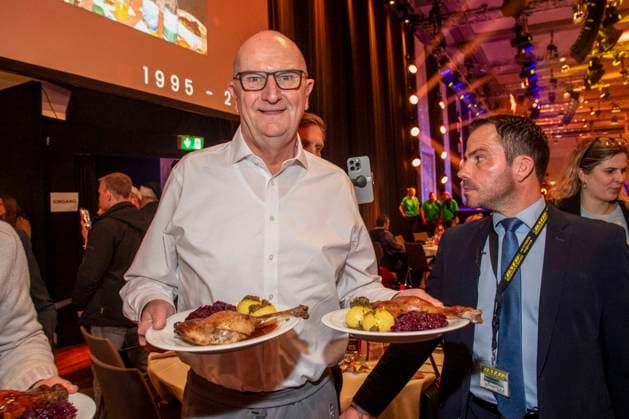 abb: Dietmar Woidke MP Brandenburg als Promi Kellner beim Servieren von Teller mit Gaensekeuele Rotkohl und Kloesse bei der 31. Frank Zander Weihnachtsfeier Weihnachtsessen fuer Obdachlose und Beduerftige Menschen 2025 im Estrel Convention Center am 22.12.2025 in Berlin Berlin Deutschland